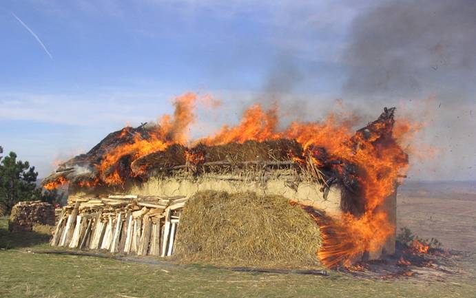 Reconstituire Incendiere casa Cucuteni